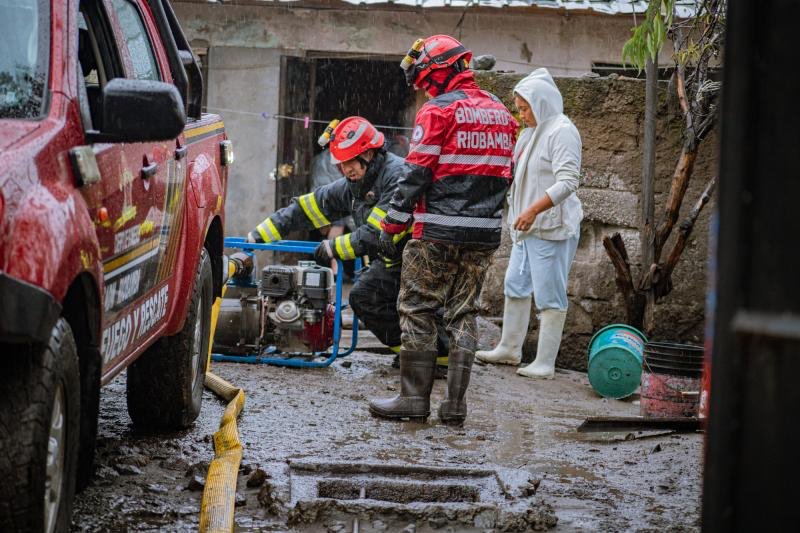 BOMBEROS RIOBAMBA ATENDIERON 31 INUNDACIONES