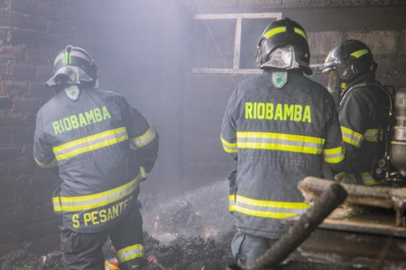 BOMBEROS SOFOCARON INCENDIO EN EL BARRIO LOS LAURELES 